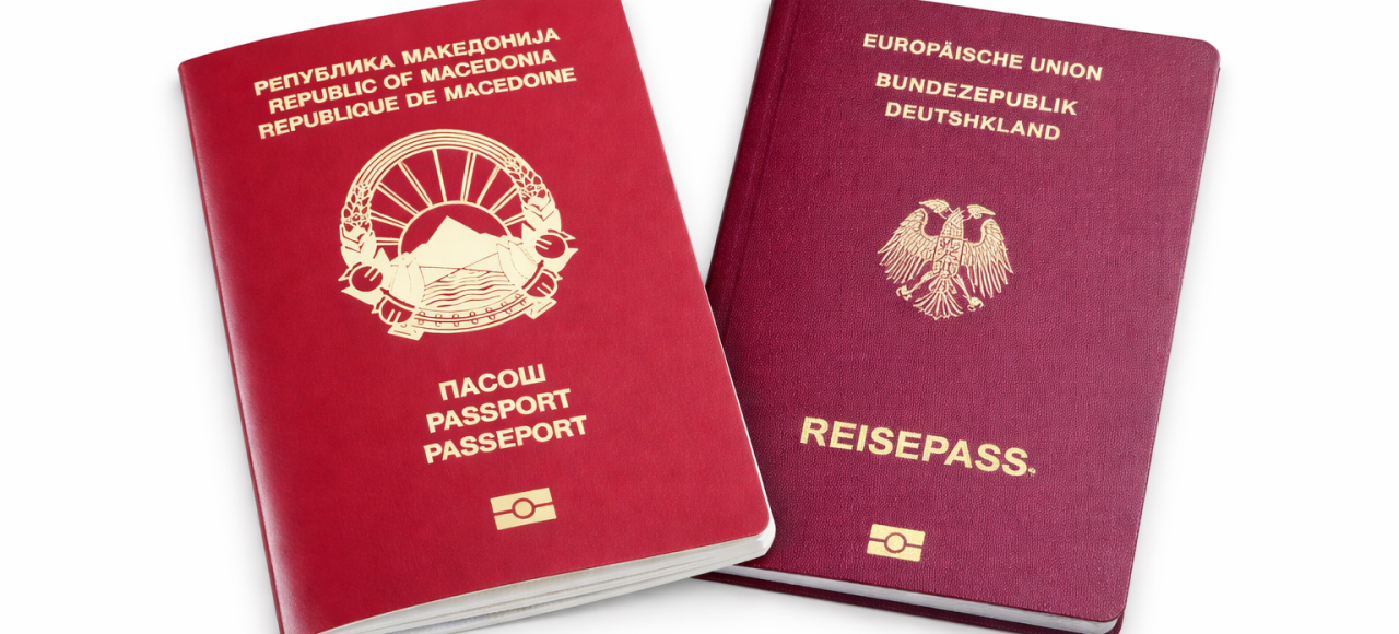 Deutscher und nordmazedonischer Reisepass nebeneinander als Symbol für doppelte Staatsbürgerschaft