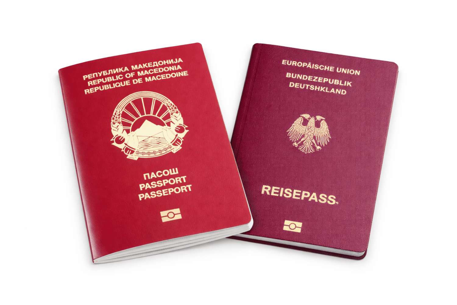 Deutscher und nordmazedonischer Reisepass nebeneinander als Symbol für doppelte Staatsbürgerschaft