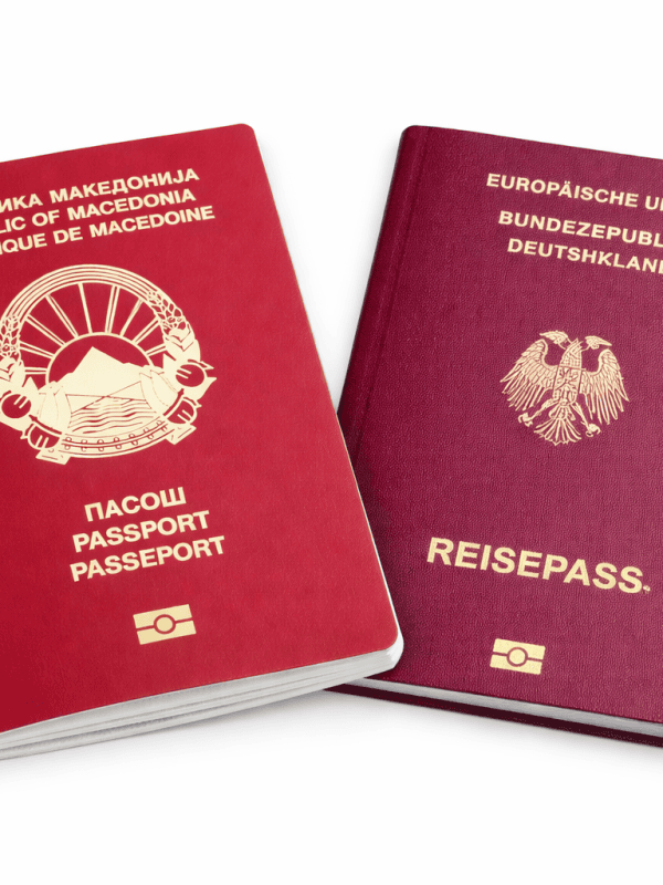 Deutscher und nordmazedonischer Reisepass nebeneinander als Symbol für doppelte Staatsbürgerschaft