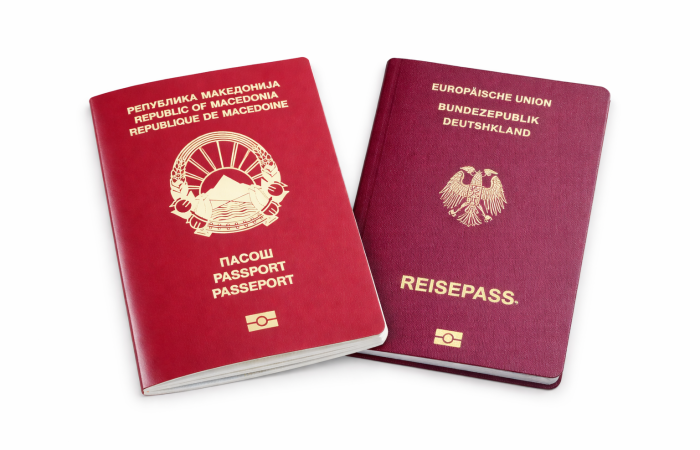 Deutscher und nordmazedonischer Reisepass nebeneinander als Symbol für doppelte Staatsbürgerschaft