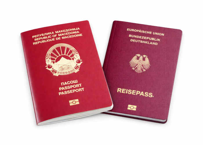 Deutscher und nordmazedonischer Reisepass nebeneinander als Symbol für doppelte Staatsbürgerschaft
