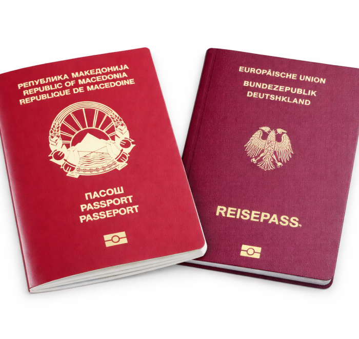 Deutscher und nordmazedonischer Reisepass nebeneinander als Symbol für doppelte Staatsbürgerschaft