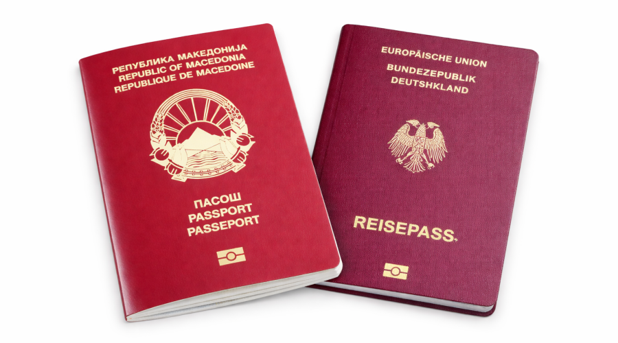 Deutscher und nordmazedonischer Reisepass nebeneinander als Symbol für doppelte Staatsbürgerschaft