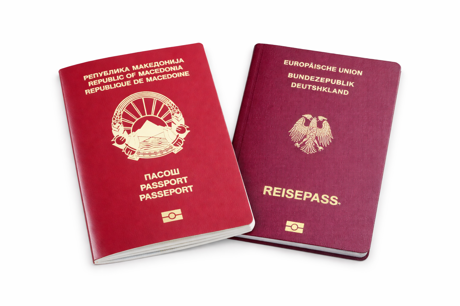 Deutscher und nordmazedonischer Reisepass nebeneinander als Symbol für doppelte Staatsbürgerschaft